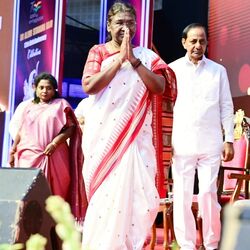 <p>మంగళవారం గచ్చిబౌలిలోని ఇండోర్ స్టేడియంలో అల్లూరి సీతారామరాజు &nbsp;125వ జయంతి ఉత్సవాల ముగింపు కార్యక్రమం జరిగింది. ఈ కార్యక్రమంలో రాష్ట్రపతి ద్రౌపది ముర్ము, &nbsp;సీఎం కేసీఆర్ పాల్గొన్నారు.&nbsp;</p>