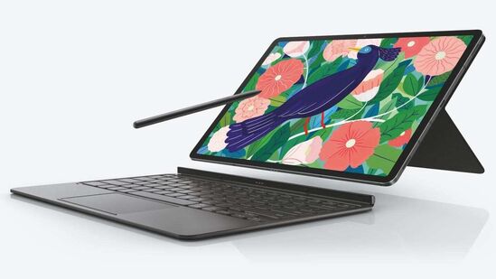 Samsung Galaxy Tab S9 - ఈ సామ్సంగ్ గెలాక్సీ అన్ ప్యాక్డ్ ఈవెంట్ లో ట్యాబ్ ఎస్ 9 లైనప్ లో మొత్తం 3 మోడల్స్ ట్యాబ్స్ ను లాంచ్ చేస్తున్నారు. అవి ఎస్ 9 స్టాండర్డ్, ఎస్ 9 ప్లస్, ఎస్ 9 టాప్ ఎండ్. వీటిలో స్నాప్ డ్రాగన్ 8 జెన్ 2 చిప్ సెట్ ఉంటుంది. ఓఎల్ఈడీ డిస్ ప్లే ఉంటుంది.
