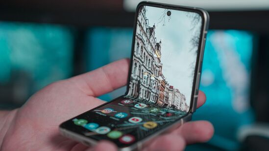 Samsung Galaxy Z Flip 5 - సామ్సంగ్ గెలాక్సీ జెడ్ ఫ్లిప్ 5 స్మార్ట్ ఫోన్ లో కూడా స్నాప్ డ్రాగన్ 8 జెన్ 2 చిప్ సెట్ ను అమర్చారు. ఈ ఫోల్డబుల్ ఫోన్ బయటివైపు 3.5 ఇంచ్ ల భారీ డిస్ ప్లే ఉంటుంది. గతంలో వచ్చిన సామ్సంగ్ ఫోల్డబుల్ ఫోన్స్ ఔటర్ డిస్ ప్లే 1.9 ఇంచ్ లు మాత్రమే ఉంటుంది.