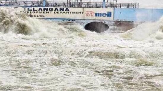 లక్ష్మీ పంప్‌హౌస్‌ నుంచి సరస్వతి, పార్వతి పంపహౌస్‌ బరాజ్‌లకు అక్కడి నుంచి ఎల్లంపల్లి రిజర్వాయర్‌కు తరలిస్తున్న సంగతి తెలిసిందే.&nbsp;