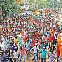 <p>పశ్చిమ బెంగాల్ గ్రామీణ ప్రాంతాల్లోని 73,887 పంచాయతి సీట్లకు ఈ ఎన్నికలు జరుగుతున్నాయి. 2.06 లక్షల మంది అభ్యర్థులు ఈ ఎన్నికల బరిలో ఉన్నారు.</p>