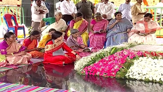 సీఎం జగన్‌తో పాటు ఆయన సతీమణి వైఎస్‌ భారతి, తల్లి వైఎస్‌ విజయమ్మ, ఇతర కుటుంబ సభ్యులు వైఎస్ ఘాట్ వద్ద నివాళులర్పించారు. &nbsp;