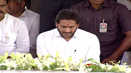 వైఎస్ఆర్ ఘాట్ వద్ద సీఎం జగన్&nbsp;