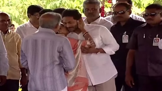 శనివారం అనంతపురం జిల్లా పర్యటన ముగించుకుని నేరుగా ఇడుపులపాయకు చేరుకున్నారు సీఎం జగన్‌.&nbsp;