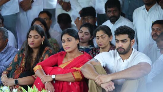 వైఎస్సార్ విగ్రహానికి పూలమాల వేసి నివాళులు అర్పించారు షర్మిల. ఈ కార్యక్రమంలో విజయమ్మ, వైఎస్ షర్మిల కొడుకు రాజారెడ్డి, కూతురు అంజలి, దివంగత జార్జిరెడ్డి సతీమణి వైఎస్ భారతి , టీటీడీ చైర్మన్ వైవీ సుబ్బారెడ్డి సతీమణి స్వర్ణలత పాల్గొన్నారు.&nbsp;