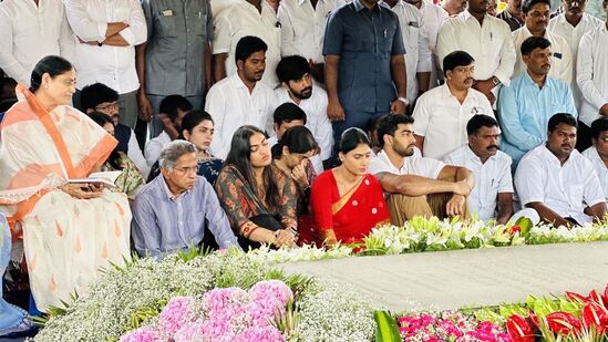 ఇడుపులపాయ వైఎస్ ఘాట్ నివాళులు అర్పించిన తర్వాత షర్మిల హైదరాబాద్ వెళ్లిపోయారు.&nbsp;