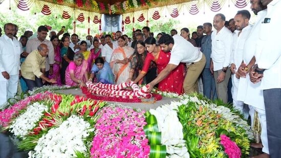 శనివారం ఉదయం వైఎస్సార్‌టీపీ అధినేత్రి వైఎస్ షర్మిల కుటుంబ సభ్యులతో కలిసి తన తండ్రి వైఎస్ఆర్ సమాధి వద్ద నివాళులర్పించారు.&nbsp;