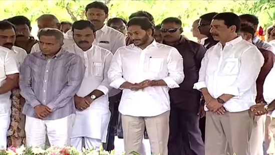 ముఖ్యమంత్రి వైఎస్‌ జగన్‌మోహన్‌రెడ్డి &nbsp;ఇడుపులపాయ దివంగత నేత వైఎస్ రాజశేఖర్ రెడ్డికి నివాళులర్పించారు.&nbsp;