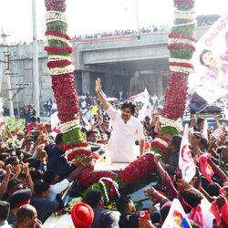 <p>జాతీయ రహదారి నుంచి ఏలూరు వైపు వెళ్లే కూడలి వద్ద గజమాలలతో పవన్ కల్యాణ్ ను సత్కరించారు. అక్కడి వందలాది జనసైనికుల ద్విచక్ర వాహనాలతో ర్యాలీగా పవన్‌ కల్యాణ్‌ బస ఏర్పాటు చేసిన క్రాంతి ఫంక్షన్‌ హాల్‌ కి చేరుకున్నారు. &nbsp;</p>