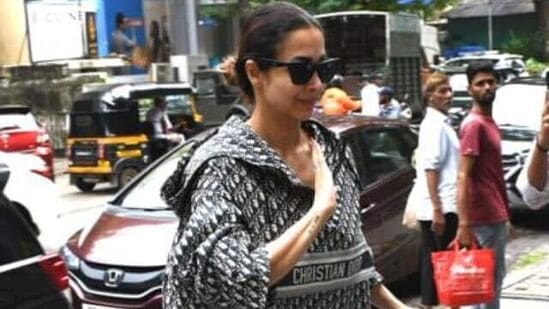 Malaika Arora: ఫిట్‌నెస్ తోపాటు స్టైలింగ్ కూ ఎక్కువ ప్రాధాన్యత ఇచ్చే మలైకా.. ఇప్పుడీ డ్రెస్ లో సెలూన్ కు వెళ్లినట్లు కనిపిస్తోంది.(Varinder chawla)