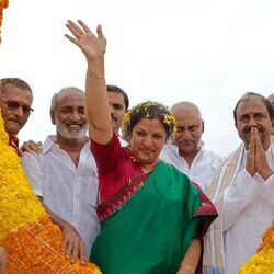 <p>ఓట్లతో నిమిత్తం లేకుండా రాష్ట్రానికి బీజేపీ సహకరిస్తోందని పురందేశ్వరి తెలిపారు. కిసాన్ సమ్మాన్ నిధి కింద రైతులకు రూ.6 వేలు ఇస్తున్నామని, రైతు భరోసా కింద ఇచ్చే డీబీటీల్లో కేంద్ర నిధులే ఉన్నాయని తెలిపారు. రైతులకు రూ.12,500 ఇస్తామన్న జగన్ హామీ ఏమైందని పురందేశ్వరి ప్రశ్నించారు. రాష్ట్రంలో ఇళ్ల నిర్మాణానికి కేంద్రం రూ.20 వేల కోట్లు ఇచ్చిందన్న పురందేశ్వరి కనీసం 30 శాతం మేర ఇళ్ల నిర్మాణాలు కూడా పూర్తికాలేదని మండిపడ్డారు. ఇళ్లిస్తామని పేదలకిచ్చిన హామీపై రాష్ట్ర ప్రభుత్వ సమాధానమేంటి? అని ప్రశ్నించారు.&nbsp;</p>