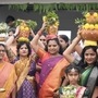 <p>ప్రవాసీ తెలంగాణ వాసులు, జాగృతి కార్యకర్తలతో కలిసి ఎమ్మెల్సీ కవిత బోనంతో స్థానిక దేవాలయానికి చేరుకున్నారు. అక్కడ అమ్మవారికి నైవేద్యం సమర్పించారు.</p>