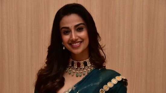 హ‌త్య సినిమాలో తాను లైలా అనే పాత్ర‌లో క‌నిపించ‌బోతున్న‌ట్లు మీనాక్షి చౌద‌రి తెలిపింది. జూలై 21న ఈ మూవీ రిలీజ్ కానుంది.&nbsp;