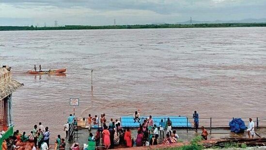 భద్రాచలం వద్ద &nbsp;గోదావరి వరద ఉదృతి వేగంగా పెరుగుతున్న నేపధ్యంలో జిల్లా కలెక్టర్ డా ప్రియాంక అలా ఎప్పటికప్పుడు యంత్రాంగాన్ని అప్రమత్తం చేస్తున్నారు. సిబ్బంది కార్యస్థానాల్లో అందుబాటులో ఉండాలని అదేశించారు. 24 గంటలు పనిచేయు విదంగా కలెక్టరేట్ తో పాటు కొత్తగూడెం, భద్రాచలం ఆర్డిఓ కార్యాలయాలు అలాగే &nbsp;చర్ల, దుమ్ముగూడెం, భద్రాచలం, బూర్గంపాడు, అశ్వాపురం, మణుగూరు, పినపాక తహసీల్దార్ కార్యాలయాల్లో కంట్రోల్ రూములు ఏర్పాటు చేశారు. భద్రాచలం వద్ద వరద ఈ రోజు సాయంత్రం వరకు మొదటి ప్రమాద హెచ్చరిక వరకు చేరే అవకాశం ఉన్నదని యంత్రాంగాన్ని అప్రమత్తం చేశారు. ఏ ఒక్క ప్రాణానికి హాని కలుగ కుండా ప్రజలకు కానీ పశువులకు కానీ చేపట్టాల్సిన రక్షణ చర్యలపై ఎప్పటి కపుడు యంత్రాంగానికి ఆదేశాలు జారీ చేస్తున్నారు. &nbsp;ముంపు ప్రాంతాల ప్రజలను పునరావాస కేంద్రాలకు తరలించాలని ఆదేశించారు.&nbsp;