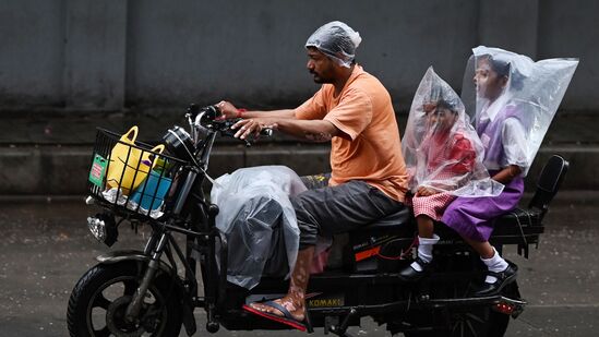  హైదరాబాద్లో ప్లాస్టిక్ షీట్లతో వర్షం నుంచి రక్షణ ఇస్తూ ఇద్దరు పిల్లలను స్కూలుకు తీసుకెళుతున్న దృశ్యం హైదరాబాద్లో ప్లాస్టిక్ షీట్లతో వర్షం నుంచి రక్షణ ఇస్తూ ఇద్దరు పిల్లలను స్కూలుకు తీసుకెళుతున్న దృశ్యం