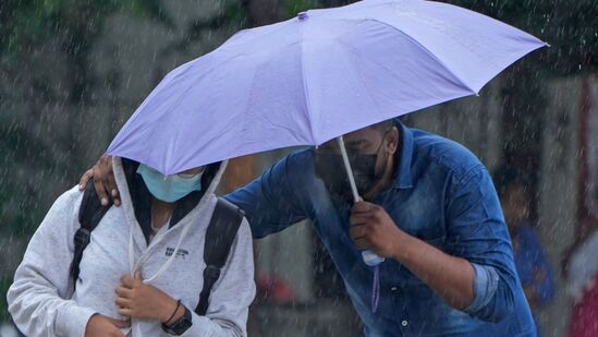 హైదరాబాద్లో భారీ వర్షాలతో ఇబ్బందులు పడుతున్న జనం హైదరాబాద్లో భారీ వర్షాలతో ఇబ్బందులు పడుతున్న జనం