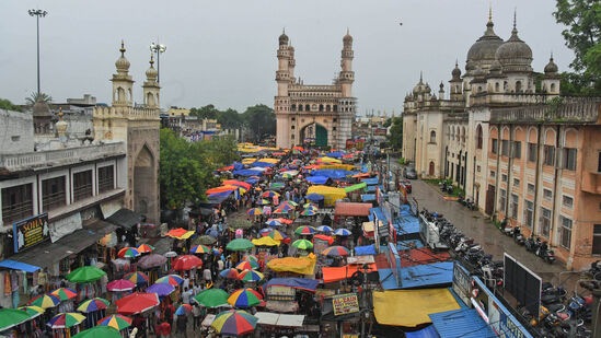  హైదరాబాద్లోని పలు ప్రాంతాల్లో బుధవారం వర్షం కురుస్తుండటంతో రోడ్డు పక్కన వ్యాపారులు పెద్ద గొడుగులతో రక్షణ పొందుతున్న చిత్రం హైదరాబాద్లోని పలు ప్రాంతాల్లో బుధవారం వర్షం కురుస్తుండటంతో రోడ్డు పక్కన వ్యాపారులు పెద్ద గొడుగులతో రక్షణ పొందుతున్న చిత్రం