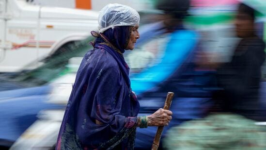 హైదరాబాద్లో రోడ్డు పై ఓ వృద్ధురాలు వర్షం నుంచి రక్షణగా ప్లాస్టిక్ కవర్ చుట్టుకున్న దృశ్యం హైదరాబాద్లో రోడ్డు పై ఓ వృద్ధురాలు వర్షం నుంచి రక్షణగా ప్లాస్టిక్ కవర్ చుట్టుకున్న దృశ్యం
