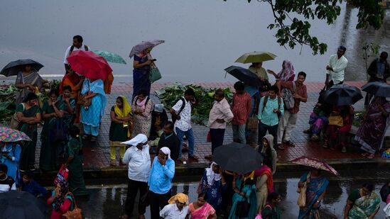 హైదరాబాద్లో బస్సు షెల్టర్ల వద్ద ఇదీ పరిస్థితి హైదరాబాద్లో బస్సు షెల్టర్ల వద్ద ఇదీ పరిస్థితి