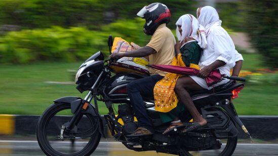 దైనందిన జీవితంపై ప్రభావం చూపుతున్న వర్షాలు దైనందిన జీవితంపై ప్రభావం చూపుతున్న వర్షాలు