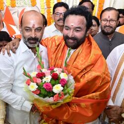 <p>కనీసం కిషన్ రెడ్డి మీద అయినా ఢిల్లీకి పోయి తప్పుడు ఫిర్యాదులు ఇవ్వడం మానేయాలన్నారు బండి సంజయ్. కార్యకర్తల నమ్మకాన్ని దెబ్బతీయవద్దని కోరారు.&nbsp;</p>