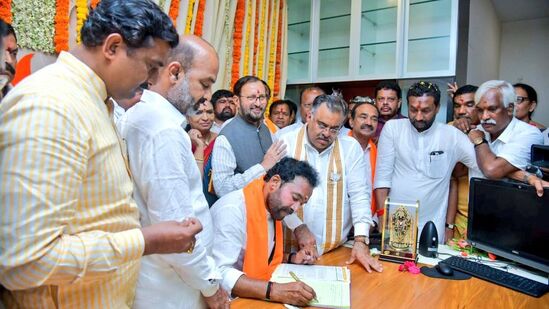పార్టీ సిద్ధాంతాల కోసం పని చేసే నాయకుడు కిషన్ రెడ్డి అని బండి సంజయ్ ప్రశంసించారు. కిషన్ రెడ్డి ఆధ్వర్యంలో నేతలందరం కలిసి పని చేస్తామన్నారు.