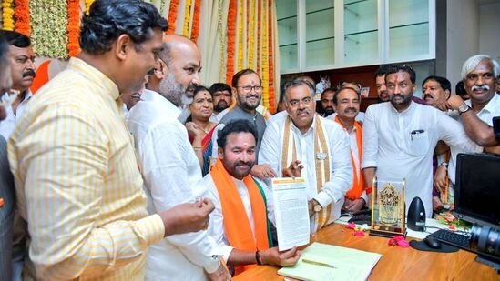 బీజేపీ అంటేనే కేసీఆర్ భయపడిపోతున్నారని బండి సంజయ్ అన్నారు. &nbsp;అందుకే ఆందోళన చేస్తున్న కార్యకర్తలను అరెస్ట్ చేశారని మండిపడ్డారు.&nbsp;