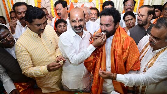 ఢిల్లీ వెళ్లి ఫిర్యాదులు చేయడం ఆపాలన్నారు బండి &nbsp;సంజయ్‌.. &nbsp;కనీసం కిషన్‌రెడ్డినైనా స్వేచ్ఛగా పనిచేసుకోనివ్వండి అంటూ&nbsp;కామెంట్స్ చేశారు.