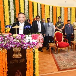 <p>కొత్త ప్రధాన న్యాయమూర్తిగా జస్టిస్‌ అలోక్‌ అరాధే &nbsp;ఆదివారం &nbsp;ప్రమాణ స్వీకారం చేశారు. హైదరాబాద్‌లోని రాజ్‌భవన్‌లో గవర్నర్‌ తమిళిసై సౌందర్‌రాజన్‌ &nbsp;ఆయనతో ప్రమాణం చేయించారు.</p>