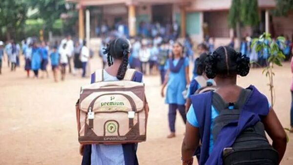AP Govt Schools Close : ఏపీలో మూతపడుతున్న ప్రభుత్వ పాఠశాలలు, తరగతుల విలీనమే కారణమా?