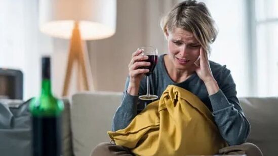 ఒంటరితనాన్ని ఎదుర్కోవడానికి అతిగా ఆల్కహాల్ సేవించడం చేస్తారు, ఎక్కువగా తింటారు. ఇది మీ శరీరానికి, మనస్సుకు చాలా అనారోగ్యకరం. ఒంటరితనాన్ని ఎదుర్కోవడానికి అతిగా ఆల్కహాల్ సేవించడం చేస్తారు, ఎక్కువగా తింటారు. ఇది మీ శరీరానికి, మనస్సుకు చాలా అనారోగ్యకరం. 