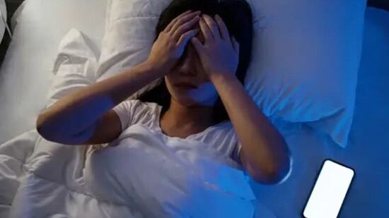 ఒంటరితనం నిద్ర చక్రంపై ప్రభావం చూపుతుంది. ఇది నిద్రపోవడం కష్టతరం చేస్తుంది. రాత్రంతా ఎక్కువసేపు మెలకువతో ఉంటారు. ఒంటరితనం నిద్ర చక్రంపై ప్రభావం చూపుతుంది. ఇది నిద్రపోవడం కష్టతరం చేస్తుంది. రాత్రంతా ఎక్కువసేపు మెలకువతో ఉంటారు. 