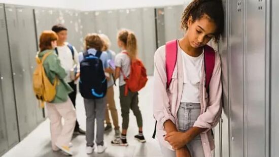 ఒంటరితనం అనేది మనం ఇతరుల నుండి డిస్కనెక్ట్ అయినట్లు, ఒంటరిగా ఉన్నట్లు భావించినప్పుడు అనుభూతి చెందే ఒక మానసిక పరిస్థితి. కొన్నిసార్లు మీరు ఒంటరితాన్ని అనుభవిస్తున్నట్లు మీకే తెలియదు, కానీ కొన్ని లక్షణాలు బయటపెడతాయి. థెరపిస్ట్ లలితా సుగ్లానీ ఒంటరితనాన్ని సూచించే రహస్య సంకేతాలను వివరించింది. ఒంటరితనం అనేది మనం ఇతరుల నుండి డిస్కనెక్ట్ అయినట్లు, ఒంటరిగా ఉన్నట్లు భావించినప్పుడు అనుభూతి చెందే ఒక మానసిక పరిస్థితి. కొన్నిసార్లు మీరు ఒంటరితాన్ని అనుభవిస్తున్నట్లు మీకే తెలియదు, కానీ కొన్ని లక్షణాలు బయటపెడతాయి. థెరపిస్ట్ లలితా సుగ్లానీ ఒంటరితనాన్ని సూచించే రహస్య సంకేతాలను వివరించింది. 