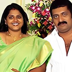 <p>Prakash Raj Marriage: ప్రకాశ్ రాజ్ తొలి భార్య లలితా కుమారితో ఎందుకు విడిపోయాడు? 16 ఏళ్ల పాటు కలిసి ఉన్న వీళ్లు ఎందుకు విడాకులు తీసుకున్నారన్నదానికి ఇప్పటికీ స్పష్టమైన సమాధానం లేదు. ఈ లలితా కుమారి ఎవరో కాదు డిస్కో శాంతి సోదరే. వీళ్లు 1994లోనే పెళ్లి చేసుకున్నారు.</p>