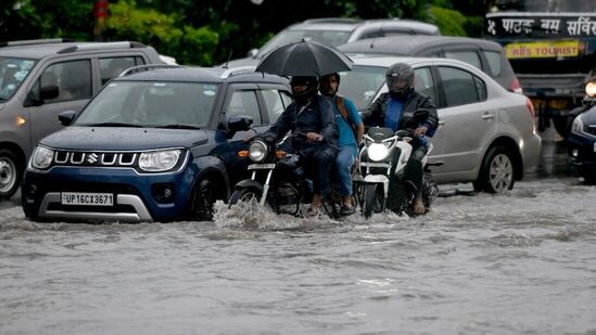 బుధవారం కురిసిన ఆకస్మిక భారీ వర్షంతో ఢిల్లీ, దేశ రాజధాని ప్రాంతంలో చెరువులుగా మారిన రహదారులు