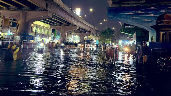 రాగల రెండు రోజుల్లో తెలంగాణలో అత్యంత భారీ వర్షాలు కురిసే అవకాశం ఉందని హైదరాబాద్‌ వాతావరణ కేంద్రం ప్రకటించింది. పశ్చిమ మధ్య బంగాళాఖాతంలో తీవ్ర అల్పపీడనం కొనసాగుతుందని, దీనికి తోడు ఉపరితల ఆవర్తం ప్రభావంతో భారీగా వర్షాలు కురుస్తున్నాయని హైదరాబాద్‌ వాతావరణ కేంద్రం డైరెక్టర్‌ నాగరత్న తెలిపారు.&nbsp;