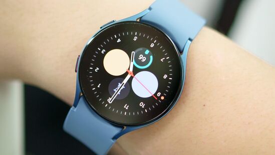Samsung Galaxy Watch 6: సామ్సంగ్ నుంచి వస్తున్న లేటెస్ట్ స్మార్ట్ వాచ్ ఈ గెలాక్సీ వాచ్ 6. ఇందులో పెద్ద డిస్ ప్లే, కర్వ్డ్ గ్లాస్ డిస్ ప్లే ఉంటుందని భావిస్తున్నారు. ఈ వాచ్ లో మళ్లీ రొటేటింగ్ బెజెల్స్ ను మళ్లీ ఇంట్రడ్యూస్ చేస్తున్నట్లు సమాచారం.