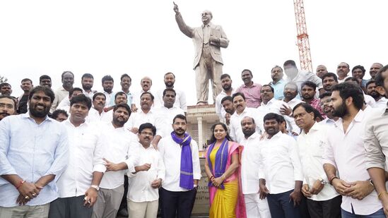 దాదాపు గంటపాటు కవిత - చంద్రశేఖర్ అజాద్ భేటీ కొనసాగింది. దేశంలోని రాజకీయ విధానాలు, తెలంగాణలో బహుజనులకు దళితులకు రాష్ట్ర ప్రభుత్వం చేపడుతున్న కార్యక్రమాల గురించి చర్చించారు. <p>దాదాపు గంటపాటు కవిత - చంద్రశేఖర్ అజాద్ భేటీ కొనసాగింది. దేశంలోని రాజకీయ విధానాలు, తెలంగాణలో బహుజనులకు దళితులకు రాష్ట్ర ప్రభుత్వం చేపడుతున్న కార్యక్రమాల గురించి చర్చించారు.</p>