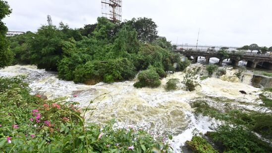 భారీ వర్షాల నేపథ్యంలో హైదరాబాద్ నగరంలోని పలు ప్రాంతాల్లో పురపాలక శాఖ మంత్రి కేటీఆర్ ప ర్యటించారు. హుస్సేన్ సాగర్ వద్ద వరద ఉధృతిని మంత్రి పరిశీలించారు. భారీ వర్షాల నేపథ్యంలో హైదరాబాద్ నగరంలోని పలు ప్రాంతాల్లో పురపాలక శాఖ మంత్రి కేటీఆర్ ప ర్యటించారు. హుస్సేన్ సాగర్ వద్ద వరద ఉధృతిని మంత్రి పరిశీలించారు.
