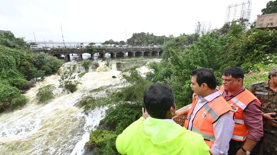 ప్రతిపక్ష పార్టీలు రాజకీయాలు మాని... భారీ వర్షాల వల్ల ఇబ్బందులు పడుతున్న ప్రజలకు ఉపయోగపడే పనులు చేయాలని కోరారు మంత్రి కేటీఆర్. భారీ వర్షాల్లో నిరంతరం పనిచేస్తున్న ప్రభుత్వ ఉద్యోగుల మనోధైర్యం దెబ్బతీసే విధంగా చిల్లర విమర్శలు చేయవద్దు. ప్రభుత్వంలోని అన్ని శాఖలు వర్ష ప్రభావాన్ని ఎదుర్కొనేందుకు పనిచేస్తున్నాయి. వారి మనో ధైర్యం పెంచేలా నాయకులు మాట్లాడితే బాగుంటుందని హితవు పలికారు. గండి పడే ప్రమాదం ఉన్న చెరువులను సమీక్షిస్తున్నామని… మూసి వరదను ఎప్పటికప్పుడు మానిటర్ చేస్తున్నట్లు తెలిపారు. ప్రతిపక్ష పార్టీలు రాజకీయాలు మాని... భారీ వర్షాల వల్ల ఇబ్బందులు పడుతున్న ప్రజలకు ఉపయోగపడే పనులు చేయాలని కోరారు మంత్రి కేటీఆర్. భారీ వర్షాల్లో నిరంతరం పనిచేస్తున్న ప్రభుత్వ ఉద్యోగుల మనోధైర్యం దెబ్బతీసే విధంగా చిల్లర విమర్శలు చేయవద్దు. ప్రభుత్వంలోని అన్ని శాఖలు వర్ష ప్రభావాన్ని ఎదుర్కొనేందుకు పనిచేస్తున్నాయి. వారి మనో ధైర్యం పెంచేలా నాయకులు మాట్లాడితే బాగుంటుందని హితవు పలికారు. గండి పడే ప్రమాదం ఉన్న చెరువులను సమీక్షిస్తున్నామని… మూసి వరదను ఎప్పటికప్పుడు మానిటర్ చేస్తున్నట్లు తెలిపారు.