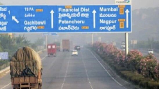 ఓఆర్ఆర్ 2, 7 ఎగ్జిట్ పాయింట్లు నీరు నిలిచిపోవడంతో మూసివేస్తున్నట్లు మున్సిపల్ అడ్మినిస్ట్రేషన్ స్పెషల్ చీఫ్ సెక్రటరీ అరవింద్ కుమార్ ట్వీట్ చేశారు. వీలైనంత త్వరగా తిరిగి తెరుస్తామని తెలిపారు. నీటిని తొలగిస్తున్నట్లు పేర్కొన్నారు. ఓఆర్ఆర్ 2, 7 ఎగ్జిట్ పాయింట్లు నీరు నిలిచిపోవడంతో మూసివేస్తున్నట్లు మున్సిపల్ అడ్మినిస్ట్రేషన్ స్పెషల్ చీఫ్ సెక్రటరీ అరవింద్ కుమార్ ట్వీట్ చేశారు. వీలైనంత త్వరగా తిరిగి తెరుస్తామని తెలిపారు. నీటిని తొలగిస్తున్నట్లు పేర్కొన్నారు.