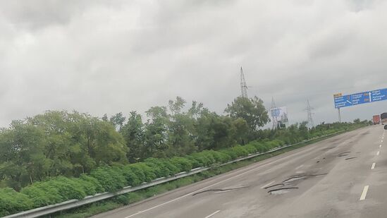 కోకాపేట నుంచి గచ్చిబౌలి, కొల్లూరు నుంచి పటాన్చెరు, ఘట్కేసర్ నుంచి పెద్దంబర్పేట, కండ్లకోయ నుంచి పటాన్చెరు వరకు గుంతలమయమయ్యాయి. వీటిని పూడ్చే పనిలో పడింది సిబ్బంది. నగరంలో భారీ వర్షంతో చాలా మంది ఓఆర్ఆర్ పై రాకపోకలు చేస్తున్నారు. ఫలితంగా భారీగా వాహనాలు వస్తున్నాయి. కోకాపేట నుంచి గచ్చిబౌలి, కొల్లూరు నుంచి పటాన్చెరు, ఘట్కేసర్ నుంచి పెద్దంబర్పేట, కండ్లకోయ నుంచి పటాన్చెరు వరకు గుంతలమయమయ్యాయి. వీటిని పూడ్చే పనిలో పడింది సిబ్బంది. నగరంలో భారీ వర్షంతో చాలా మంది ఓఆర్ఆర్ పై రాకపోకలు చేస్తున్నారు. ఫలితంగా భారీగా వాహనాలు వస్తున్నాయి.