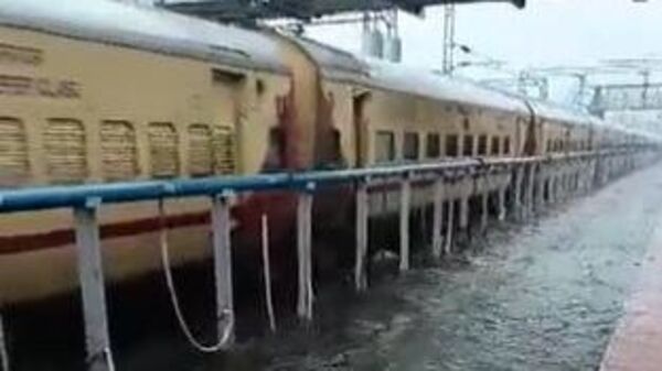 Telangana Rains : నీటితో నిండిన కాజీపేట రైల్వే స్టేషన్ - పలు రైళ్లు రద్దు