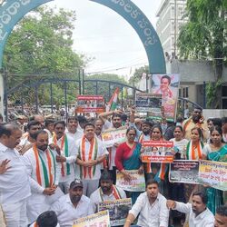 <p>నాంపల్లిలో ఉన్న గన్‌పార్క్‌ నుంచి జీహెచ్‌ఎంసీ కార్యాలయం వరకు నిరసన ప్రదర్శన చేపట్టారు కాంగ్రెస్ నేతలు. జీహెచ్‌ఎంసీ కార్యాలయం ముట్టడికి యత్నించారు.</p>