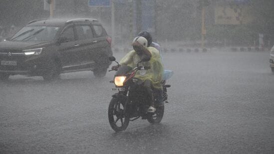 వర్షంలో వాహనదారుల ఇక్కట్లు. ఇంత వర్షంలోనూ శుభవార్త ఏంటంటే ఢిల్లీ వాయు కాలుష్యం గణనీయంగా తగ్గింది. ప్రస్తుతం అది సంతృప్తికర స్థాయిలో ఉంది. వర్షంలో వాహనదారుల ఇక్కట్లు. ఇంత వర్షంలోనూ శుభవార్త ఏంటంటే ఢిల్లీ వాయు కాలుష్యం గణనీయంగా తగ్గింది. ప్రస్తుతం అది సంతృప్తికర స్థాయిలో ఉంది.