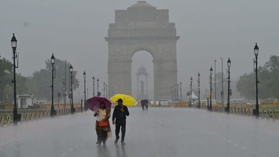 ఢిల్లీలోని కర్తవ్యపథ్ ఇండియా గేట్ వద్ద వర్షం దృశ్యం ఢిల్లీలోని కర్తవ్యపథ్ ఇండియా గేట్ వద్ద వర్షం దృశ్యం
