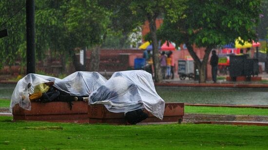 వర్షం నుంచి తప్పించుకోవడం కోసం పాలిథీన్ కవర్ లో తల దాచుకున్న దృశ్యం. వర్షం నుంచి తప్పించుకోవడం కోసం పాలిథీన్ కవర్ లో తల దాచుకున్న దృశ్యం.