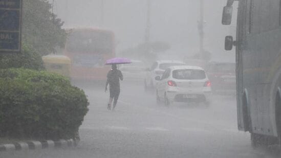 సివిల్ లైన్స్, లక్ష్మి నగర్, లజ్ పత్ నగర్ ల్లో శుక్రవారం ఉదయం భారీ వర్షం కురిసింది. సివిల్ లైన్స్, లక్ష్మి నగర్, లజ్ పత్ నగర్ ల్లో శుక్రవారం ఉదయం భారీ వర్షం కురిసింది.