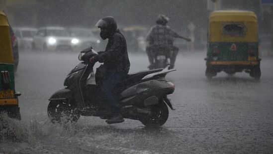 ఢిల్లీలోని ఐటీఓ చౌక్ వద్ద భారీ వర్షంలో వెళ్తున్న వాహనదారులు ఢిల్లీలోని ఐటీఓ చౌక్ వద్ద భారీ వర్షంలో వెళ్తున్న వాహనదారులు
