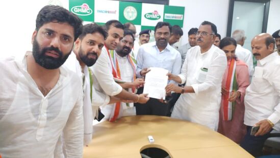 జీహెచ్‌ఎంసీ కమిషనర్‌ రొనాల్డ్‌ రాస్‌ కు వినతి పత్రం ఇచ్చారు కాంగ్రెస్ నేతలు. అయితే కమిషన్ వ్యవహరించిన తీరు సరిగా లేదని నేతలు ఆరోపించారు. &nbsp;తాము వినతిపత్రం అందించేందుకు వెళ్లగా.. తీసుకునేందుకు ఆయన నిరాకరించారని ఆరోపించారు. &nbsp;ఆయన పేషీ ముందు సీనియర్‌ నేతలు మల్లు రవి, వి.హనుమంతరావుతో పాటు పలువురు బైఠాయించారు.